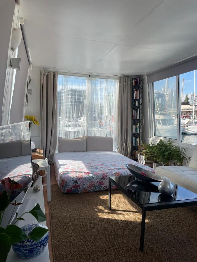 برشلونة Light Bedroom In A Home Boat المظهر الخارجي الصورة