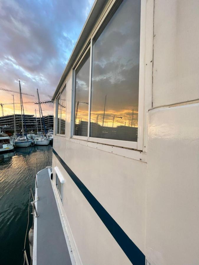 برشلونة Light Bedroom In A Home Boat المظهر الخارجي الصورة