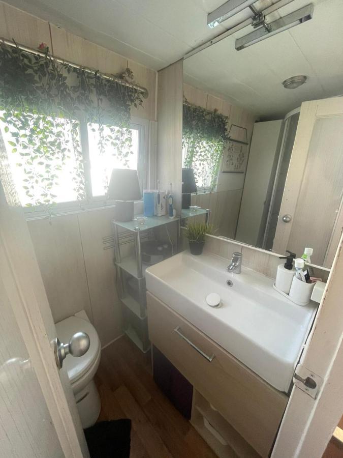 برشلونة Light Bedroom In A Home Boat المظهر الخارجي الصورة